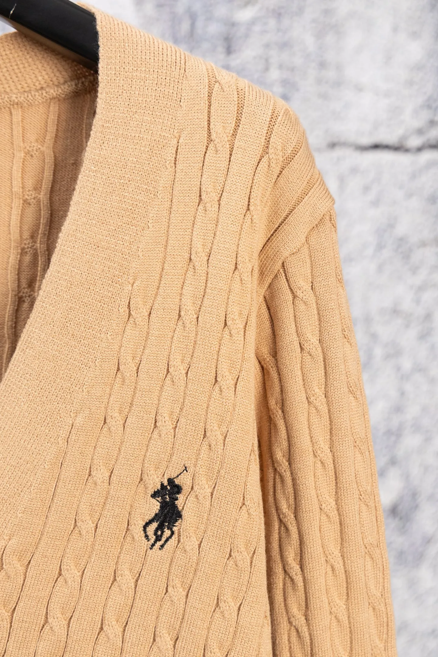 P190 Ralph Lauren Classic V-neck Solid Color Pony Embroidered Logo Knitted Cardigan Long Sleeve Ralph Lauren Classic Basic Versatile Twist Knitted Cardigan Long Sleeve Main supply platform live broadcast Wholesale entity Replenish when out of stock Not removed from the shelves Quality 1:1 patterning Complete three standards Correct version of pony logo Imported quality cotton yarn Focus on high-end Cost-effective Good quality Needless to say Zhao Lusi's same style is really amazing, so sweet I'm so beautiful. This cardigan is really good-looking. It's simple and easy to wear. It's a must-have for goddess ootd. Good-looking clothes are never picky. A must-have in the wardrobe of goddesses. Size: S-XL. Color: Navy blue, red, khaki, dark gray.